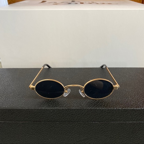 oval frame sunglasses